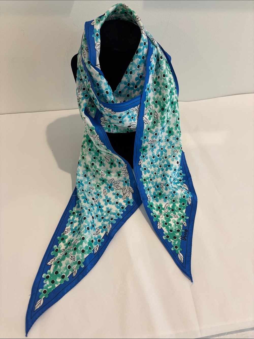 Vintage VERA NEUMANN silk scarf pointed ends blue green white floral 6.5” x 65” - Picture 2 of 8